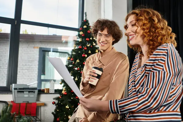 Deux collègues profitent d'un moment de joie tout en célébrant Noël dans leur bureau. — Photo de stock