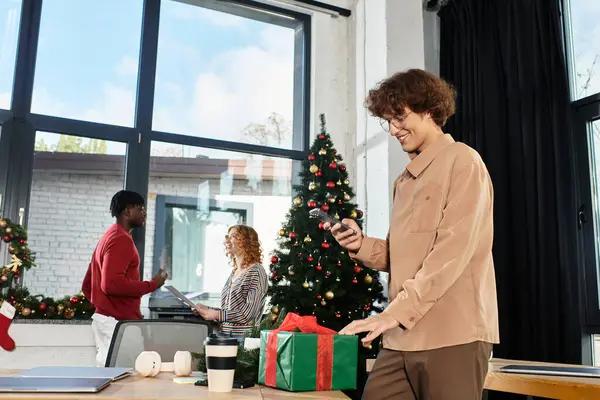 Colleagues share joy and laughter while celebrating Christmas together in their workplace — Stock Photo