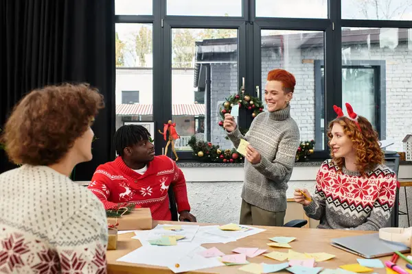 Un groupe de jeunes collègues célèbre joyeusement Noël avec des décorations dans le bureau. — Photo de stock