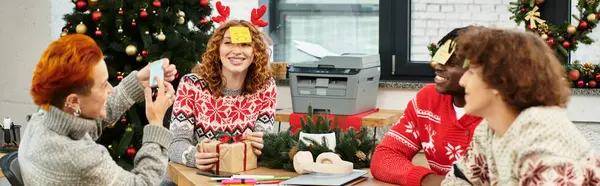 Colegas se envolver em atividades alegres de Natal, enquanto cercado por decorações de férias. — Fotografia de Stock