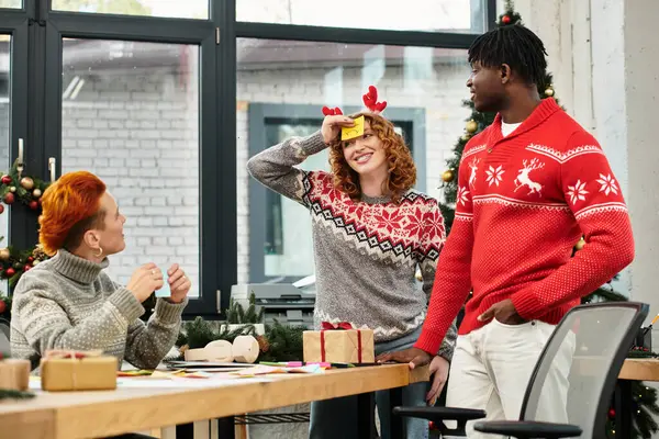 Team members share laughter and festive cheer while exchanging gifts during Christmas. — Stock Photo