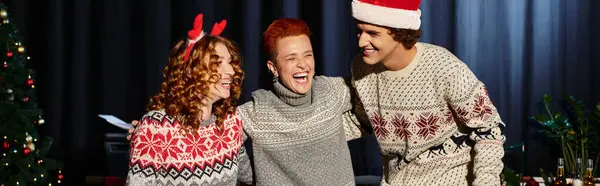 A group of enthusiastic coworkers is enjoying a festive Christmas celebration at the office. — Stock Photo