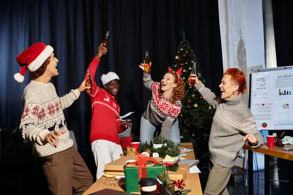 Um grupo alegre de colegas de trabalho desfruta de uma animada celebração de Natal no escritório. — Fotografia de Stock