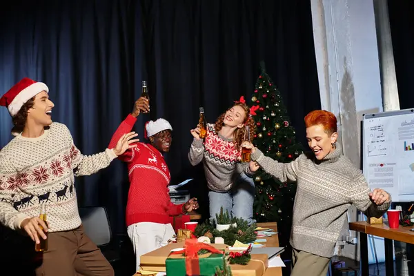 Un groupe de collègues joyeux aiment boire et rire tout en célébrant Noël au travail. — Photo de stock