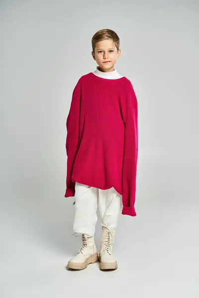 A boy dressed in oversized winter clothing exudes comfort and charm during chilly days. — Foto stock