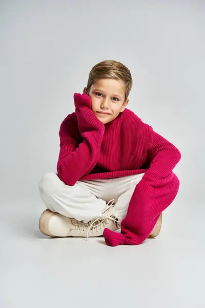 A young boy in a bright sweater enjoys a cozy moment, exuding warmth and comfort. — Stock Photo