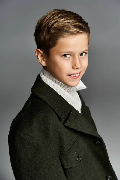 A cheerful boy dressed in winter clothes captures the essence of youthful joy and warmth. — Photo de stock