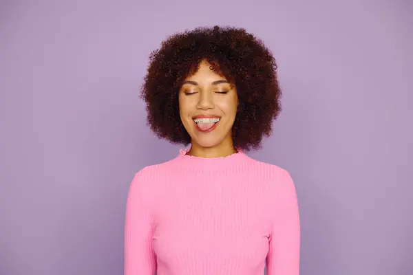 Uma jovem afro-americana se expressa alegremente em rosa, sorrindo brilhantemente em uma cena vibrante. — Fotografia de Stock