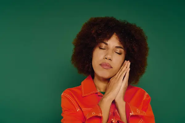A pretty young woman with curly hair emotionally connects with the camera in a casual setting. — Stock Photo