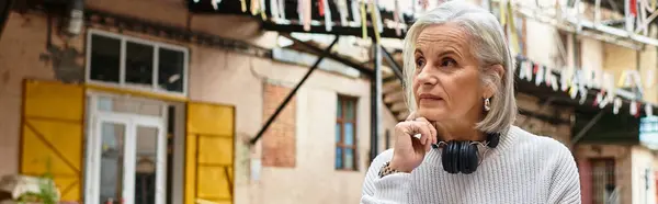 A thoughtful woman gazes into the distance, soaking up the vibrant urban atmosphere. — Stock Photo
