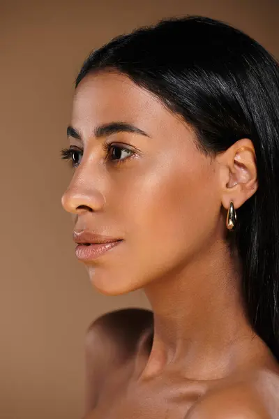 African American woman with brunette hair highlights beauty diversity through skincare routine. — Stock Photo
