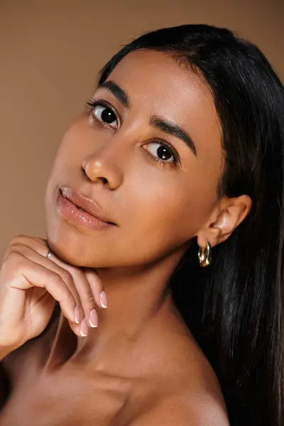 Woman displays her stunning features and skincare routine in a studio environment. — Stock Photo