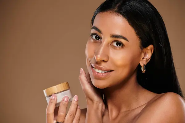 A confident African American woman showcases skincare while highlighting beauty diversity. — Stock Photo