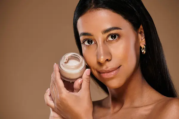 A confident woman highlights her skincare routine while promoting beauty diversity in a studio. — Stock Photo