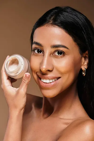 African American woman with brunette hair highlights body care routine in bright studio atmosphere. — Stock Photo