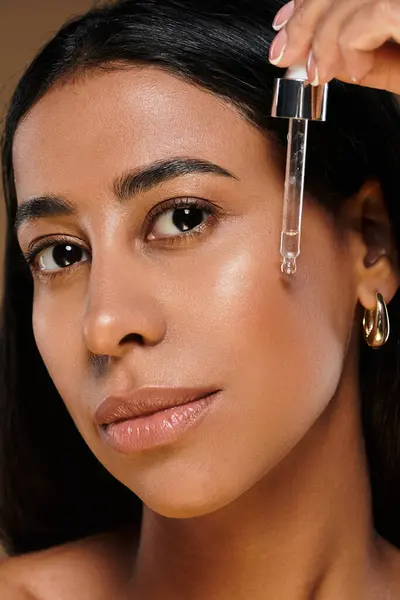 A woman applies skincare product in a studio, emphasizing beauty and diversity in body care. — Stock Photo