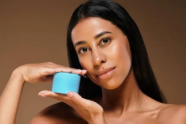 An African American woman with brunette hair shows her beauty skincare routine. — Stock Photo