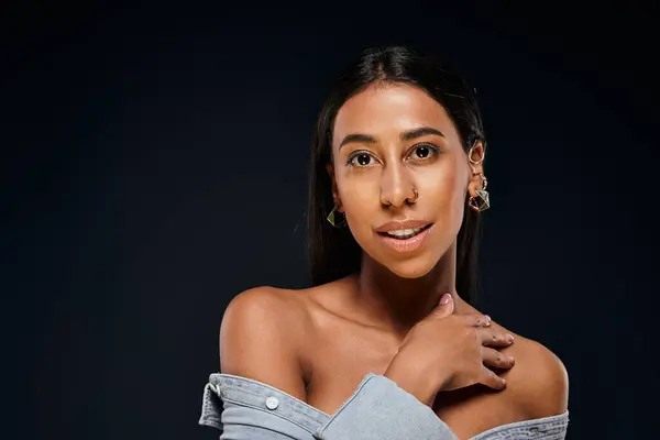 Una splendida donna afroamericana dimostra bellezza e cura della pelle in uno studio. — Foto stock