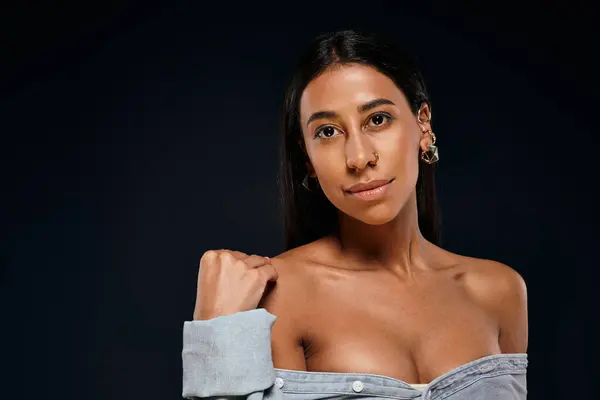 A stunning African American woman showcases her beauty in a studio setting. — Stock Photo