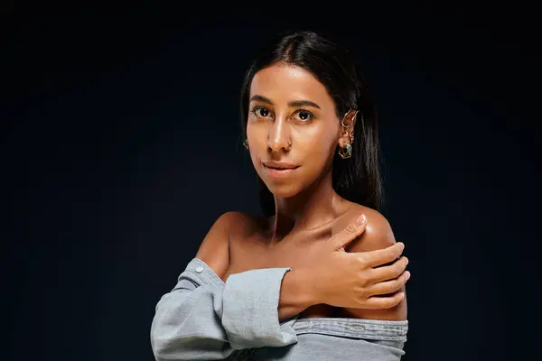 Eine Frau mit brünetten Haaren demonstriert Schönheit im Studio. — Stockfoto