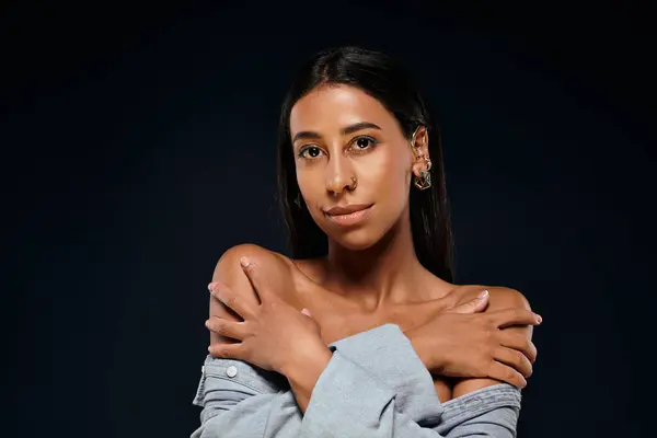 A beautiful African American woman highlights beautywhile posing in a studio environment. — Stock Photo
