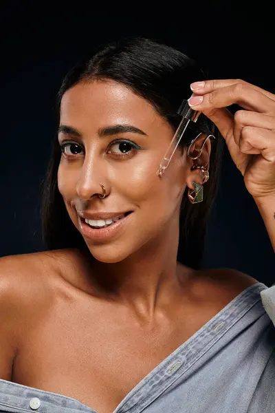 African American woman with brunette hair showcases skincare routine and beauty diversity. — Stock Photo