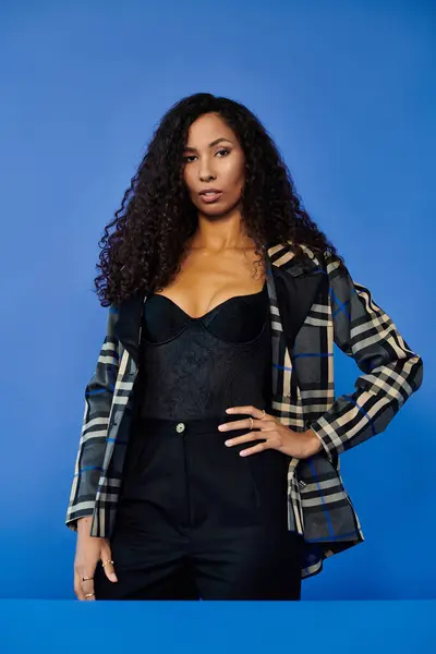 Woman confidently poses in a chic outfit that showcases her bold style. — Stock Photo