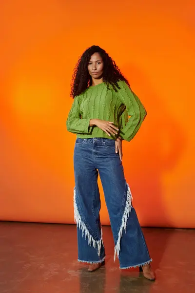Confident woman showcases her unique fashion sense with colorful attire in an artistic setting. — Stock Photo