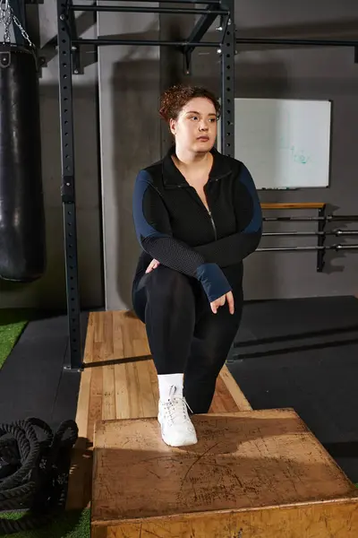 Dedicated woman demonstrating focus and determination in workout preparation. — Stock Photo
