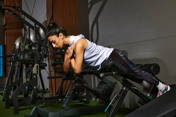 Mulher realiza exercícios intensivos com determinação em um ambiente elegante ginásio. — Fotografia de Stock