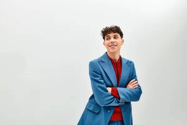 Confident man with crossed arms in a stylish outfit of unique colors. — Stock Photo