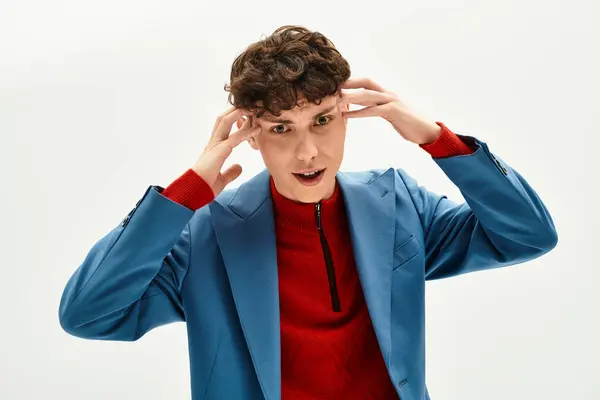 Beau homme avec des boucles élégantes présentant un look audacieux et une attitude ludique dans un espace lumineux — Photo de stock