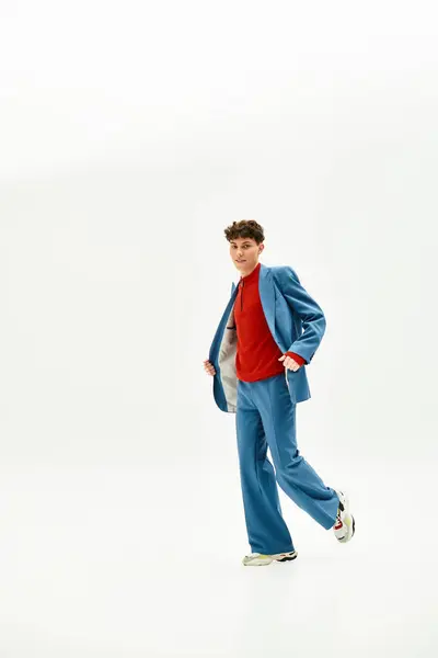 A handsome man strides confidently in style, brightening the minimalist space. — Stock Photo