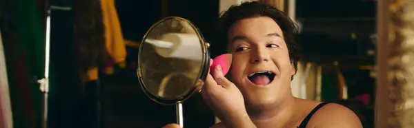 Une drag queen applique un maquillage vibrant dans un dressing en coulisses, embrassant l'esprit de vacances. — Photo de stock