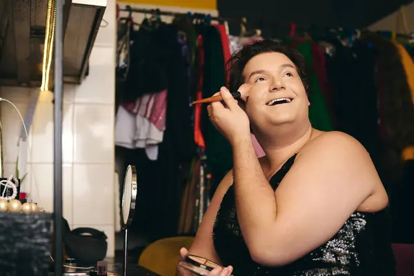 Una drag queen applica il trucco in un vibrante spogliatoio, pronto per lo spettacolo delle vacanze. — Foto stock
