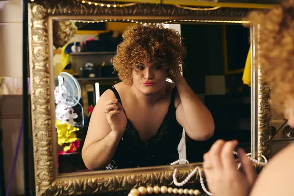 In a vibrant dressing room, a drag queen perfects her makeup before the holiday performance. — Stock Photo