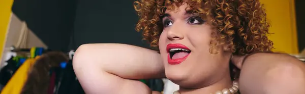 Une drag queen se prépare avec un maquillage vibrant dans un dressing animé pour un spectacle de vacances. — Photo de stock