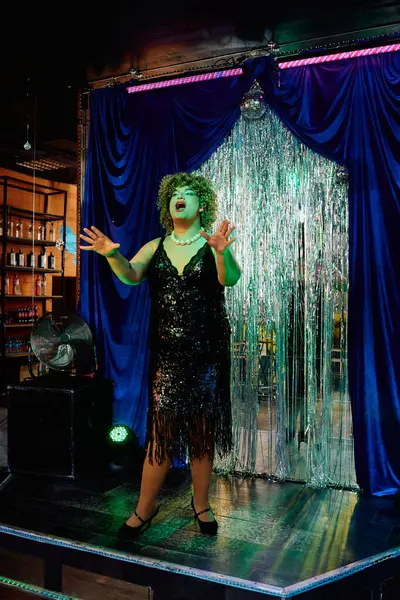 Eine wagemutige Drag Queen fesselt die Menge mit atemberaubendem Make-up und Outfits in einer lebhaften Show. — Stockfoto