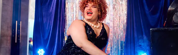A vibrant drag queen dazzles the crowd with energetic performances and stunning makeup. — Stock Photo