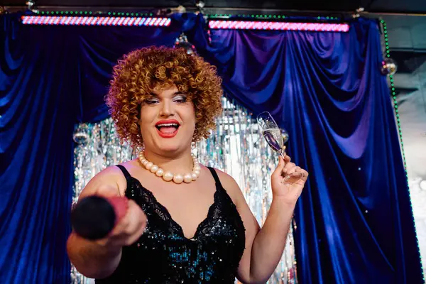 A drag queen enchants the crowd with stunning makeup and a dazzling holiday performance. — Stock Photo