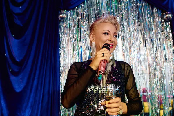 Eccentric drag performer dazzles with vibrant makeup and charm at holiday festivities. — Stock Photo