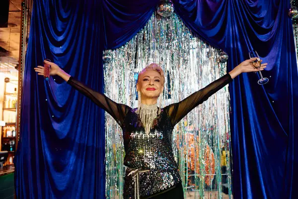 A drag performer captivates the audience with bold makeup and a sparkling outfit at the show. — Stock Photo