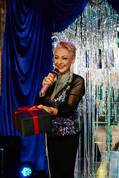 A dazzling drag performer entertains a lively audience during a festive holiday show. — Stock Photo
