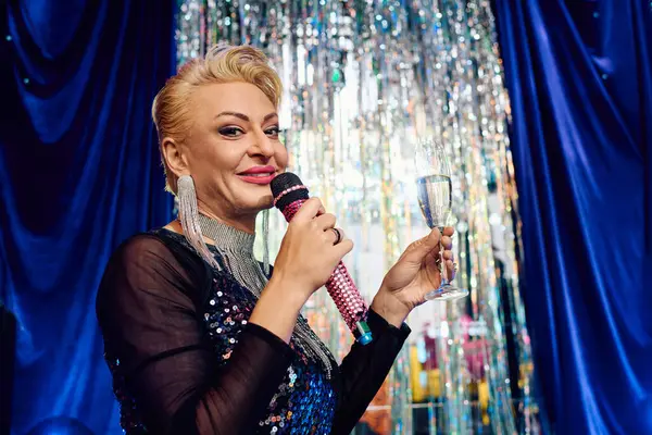 Drag queen passionately performs at a vibrant holiday event, enchanting the crowd. — Stock Photo