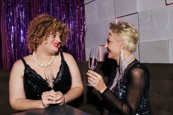 Due drag queen con trucco stravagante condividono un momento gioioso durante una vacanza — Foto stock