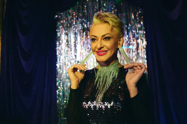Bold makeup and dazzling outfits bring joy as a talented drag performer captivates the audience. — Stock Photo