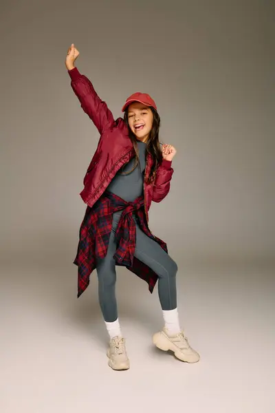 Happy girl indossa un vestito alla moda, catturando la gioia del Natale 2025 con energia giocosa. — Foto stock