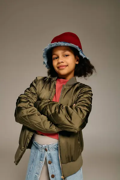 Young girl radiates happiness while dressed in festive attire for Christmas celebrations. — Stock Photo