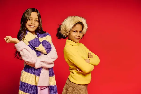 Two smiling girls in festive outfits share holiday cheer for Christmas. — Fotografia de Stock