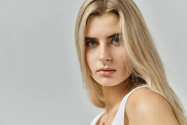 A young woman with long blonde hair poses elegantly, showcasing her fashion sense. — Stock Photo